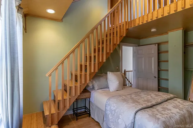 $1,199,999 | 6 Bayview Terrace, Hampton Bays, NY 11946