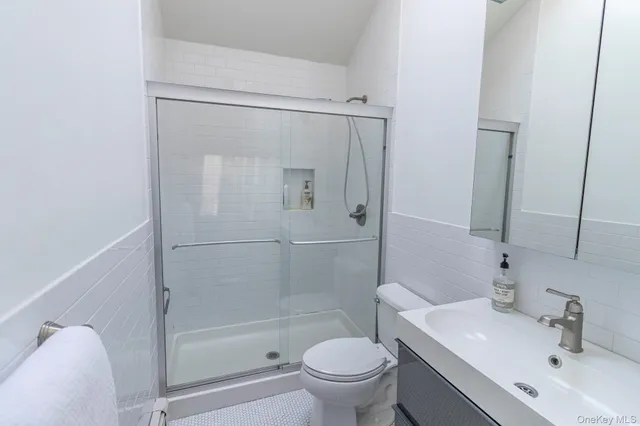 $1,199,999 | 6 Bayview Terrace, Hampton Bays, NY 11946