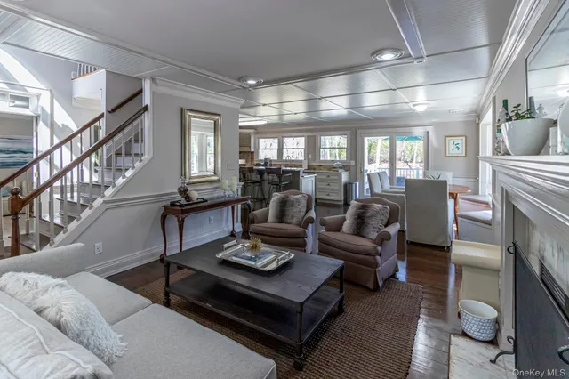 $1,199,999 | 6 Bayview Terrace, Hampton Bays, NY 11946