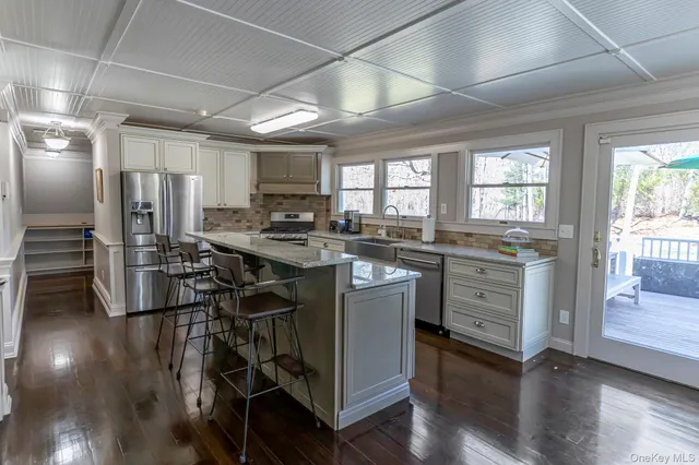 $1,199,999 | 6 Bayview Terrace, Hampton Bays, NY 11946