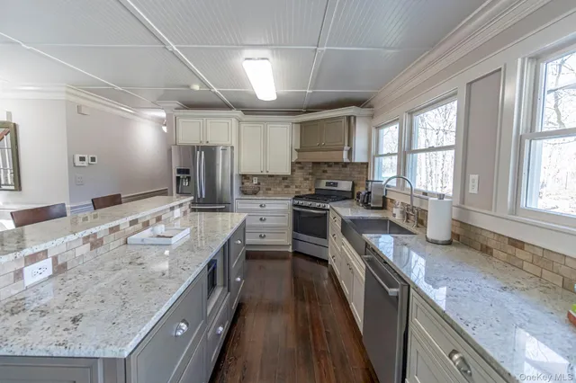 $1,199,999 | 6 Bayview Terrace, Hampton Bays, NY 11946