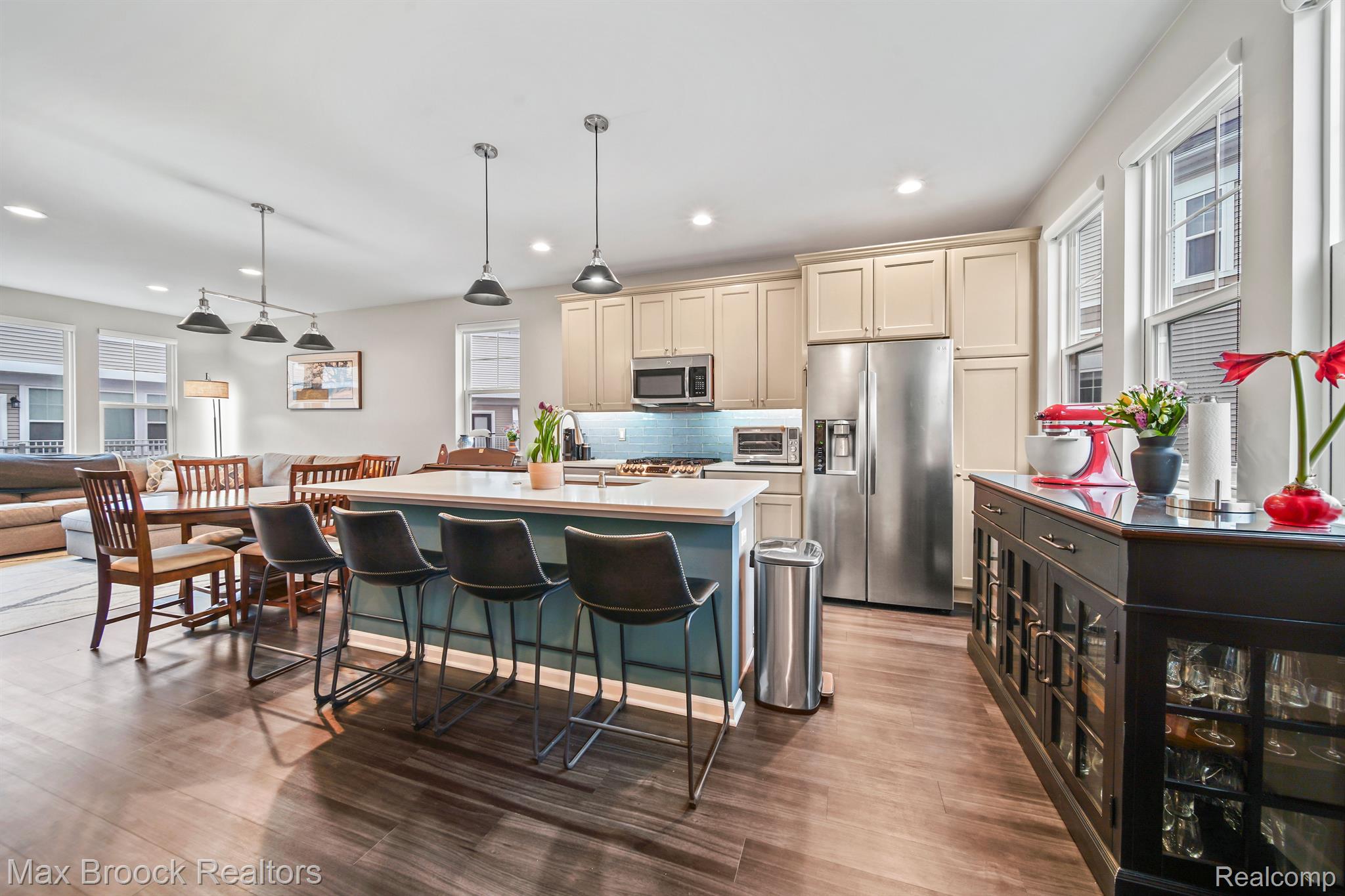 2500 Normandy Road, Unit 27 Royal Oak, MI 48073 - Photo 13 of 37 Kitchen Area with Large Seated Island