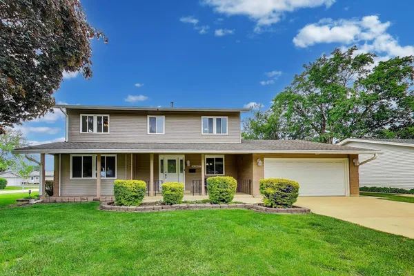 $469,900 | 100 Kenilworth Avenue, Elk Grove Village, IL 60007
