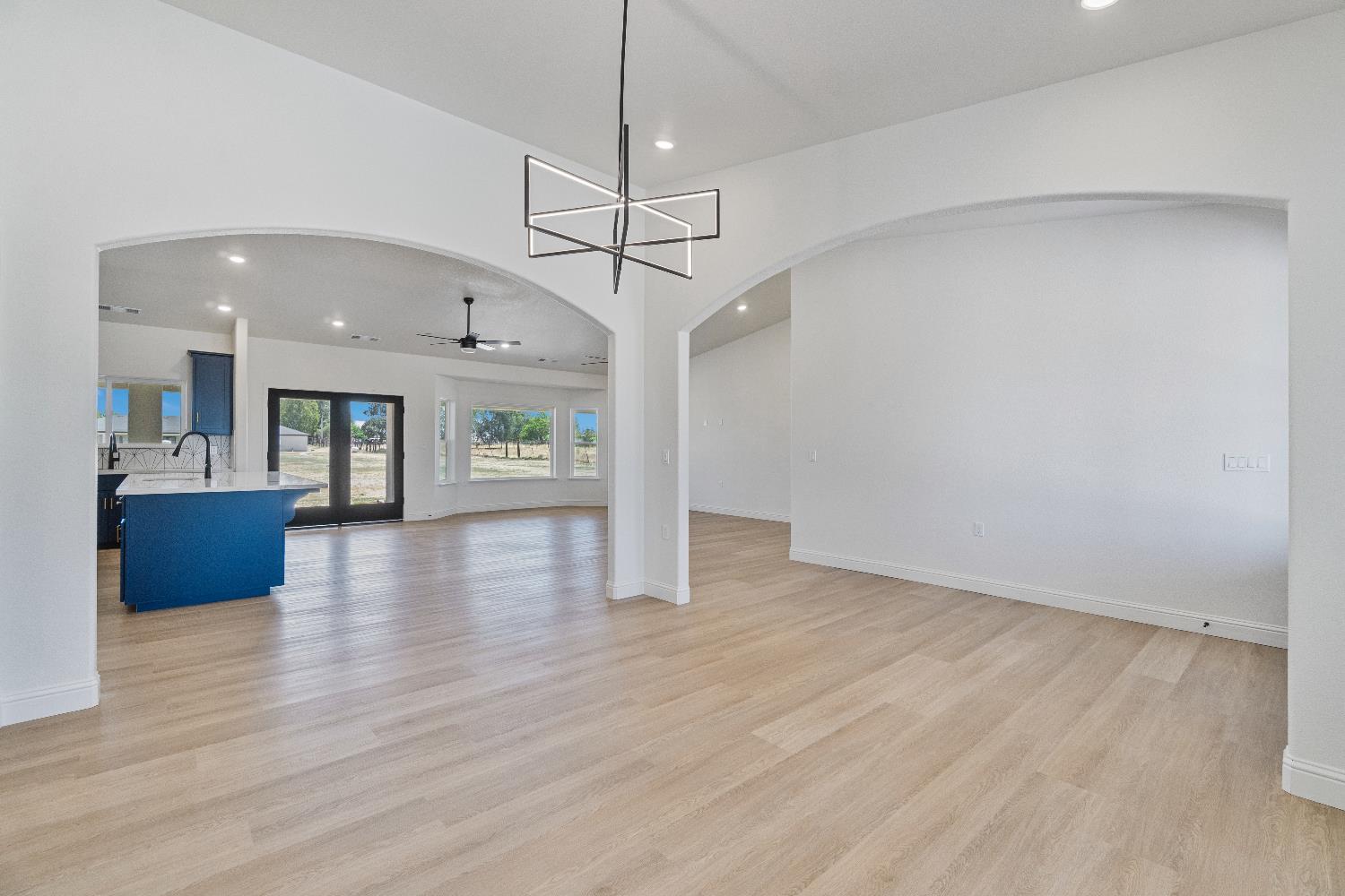 21035 Forest Glen Road Madera, CA 93638 - Photo 17 of 31 a view of an empty room and window
