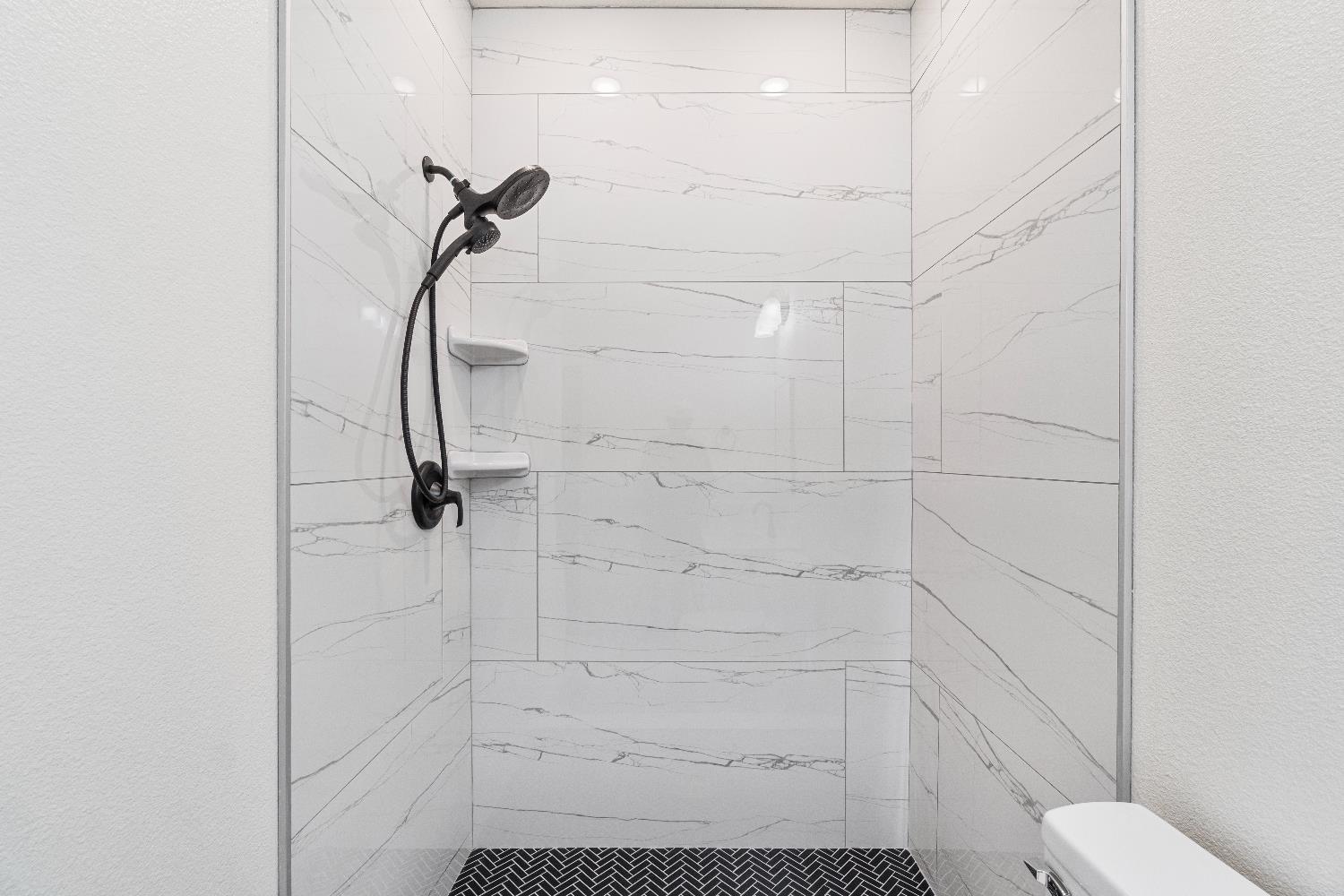 21035 Forest Glen Road Madera, CA 93638 - Photo 29 of 31 a bathroom with a shower