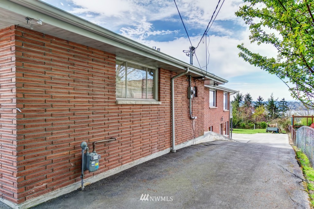 1633 Jones Avenue Northeast Renton, WA 98056 - Photo 23 of 25