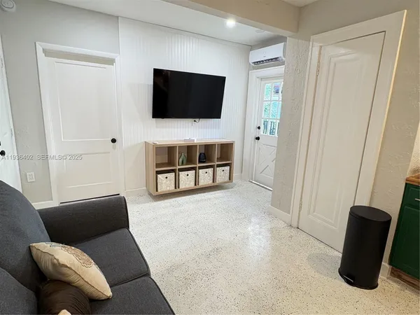 $2,000 | 1901 Southwest Sw 9 Street, Unit 4, Miami, FL 33130