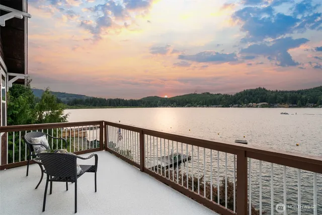 a view of a roof deck with wooden floor and fence