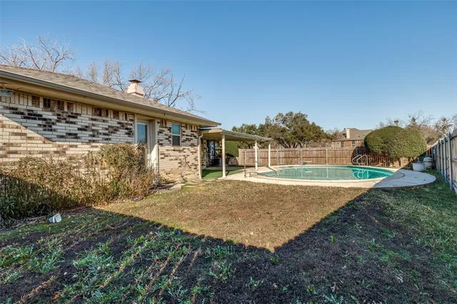 a view of yard with large tree