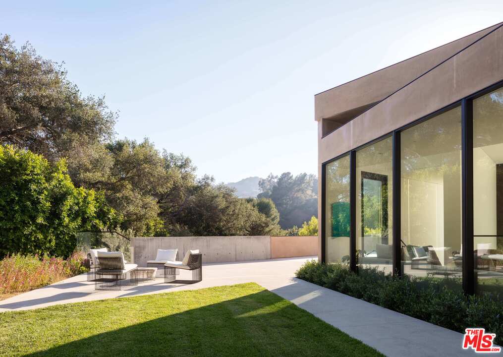 2600 Hutton Drive Beverly Hills, CA 90210 - Photo 14 of 29 a view of a patio with a yard