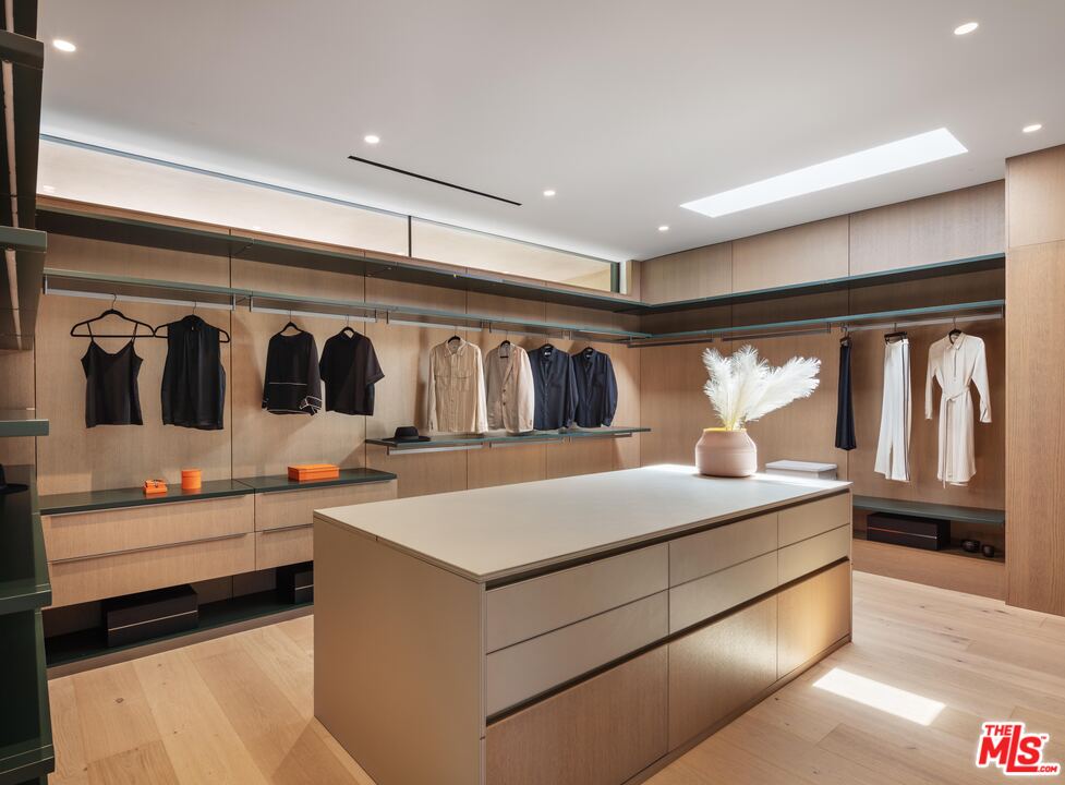 2600 Hutton Drive Beverly Hills, CA 90210 - Photo 23 of 29 a living room with stainless steel appliances kitchen island granite countertop a refrigerator and a stove