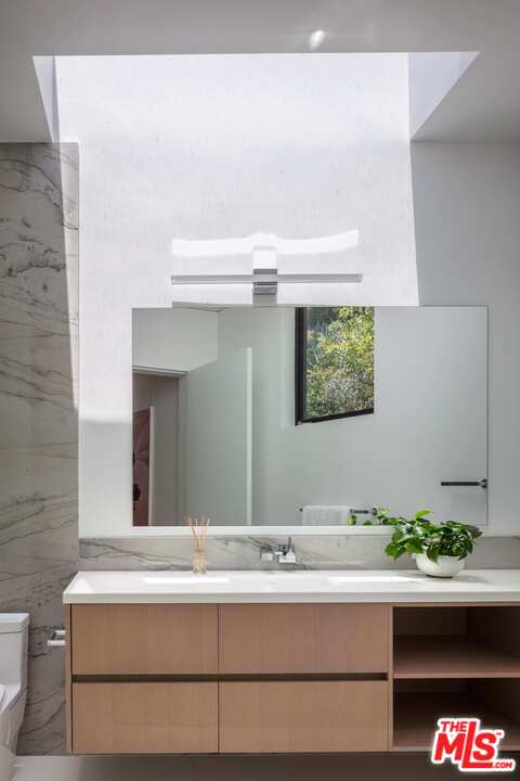 2600 Hutton Drive Beverly Hills, CA 90210 - Photo 25 of 29 a bathroom with a sink and a mirror