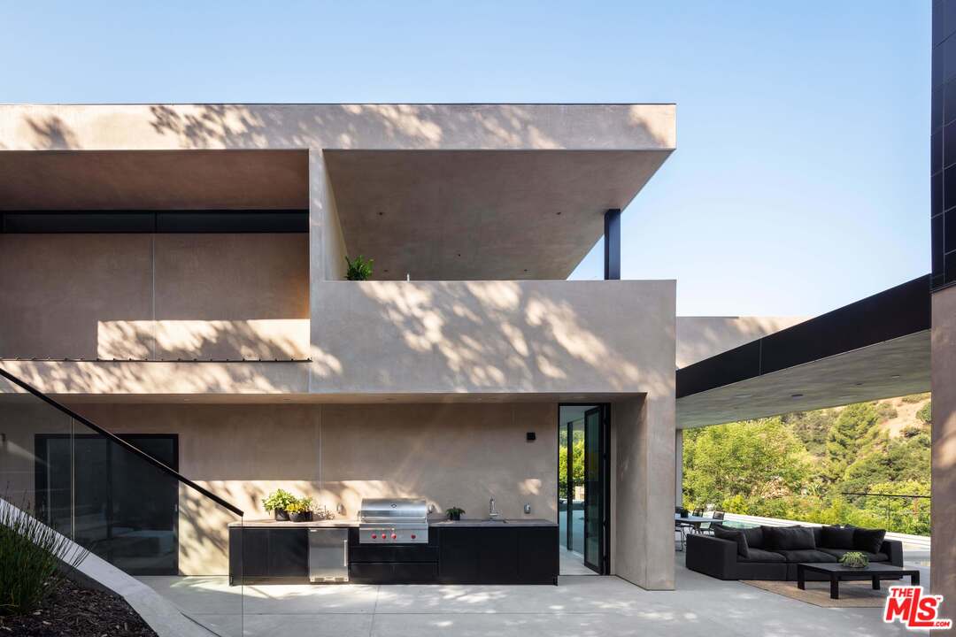 2600 Hutton Drive Beverly Hills, CA 90210 - Photo 8 of 29 a view of roof deck