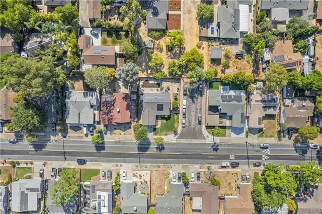 a building view with outdoor space