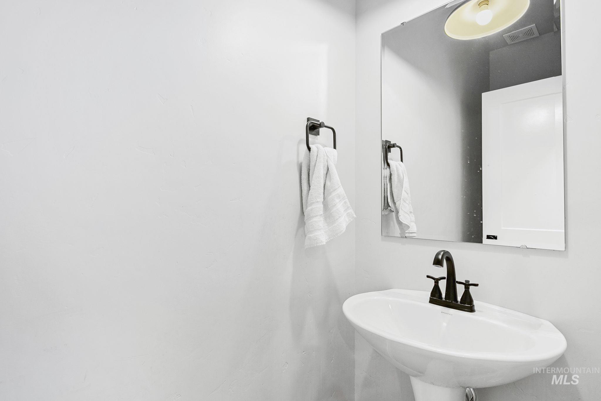 298 South Fritts Avenue Meridian, ID 83642 - Photo 14 of 32 Bathroom featuring a sink