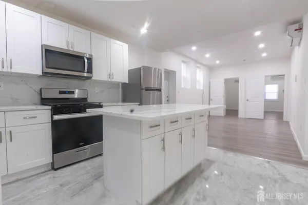 $2,600 | 370 Pacific Avenue, Unit 1, Jersey City, NJ 07304