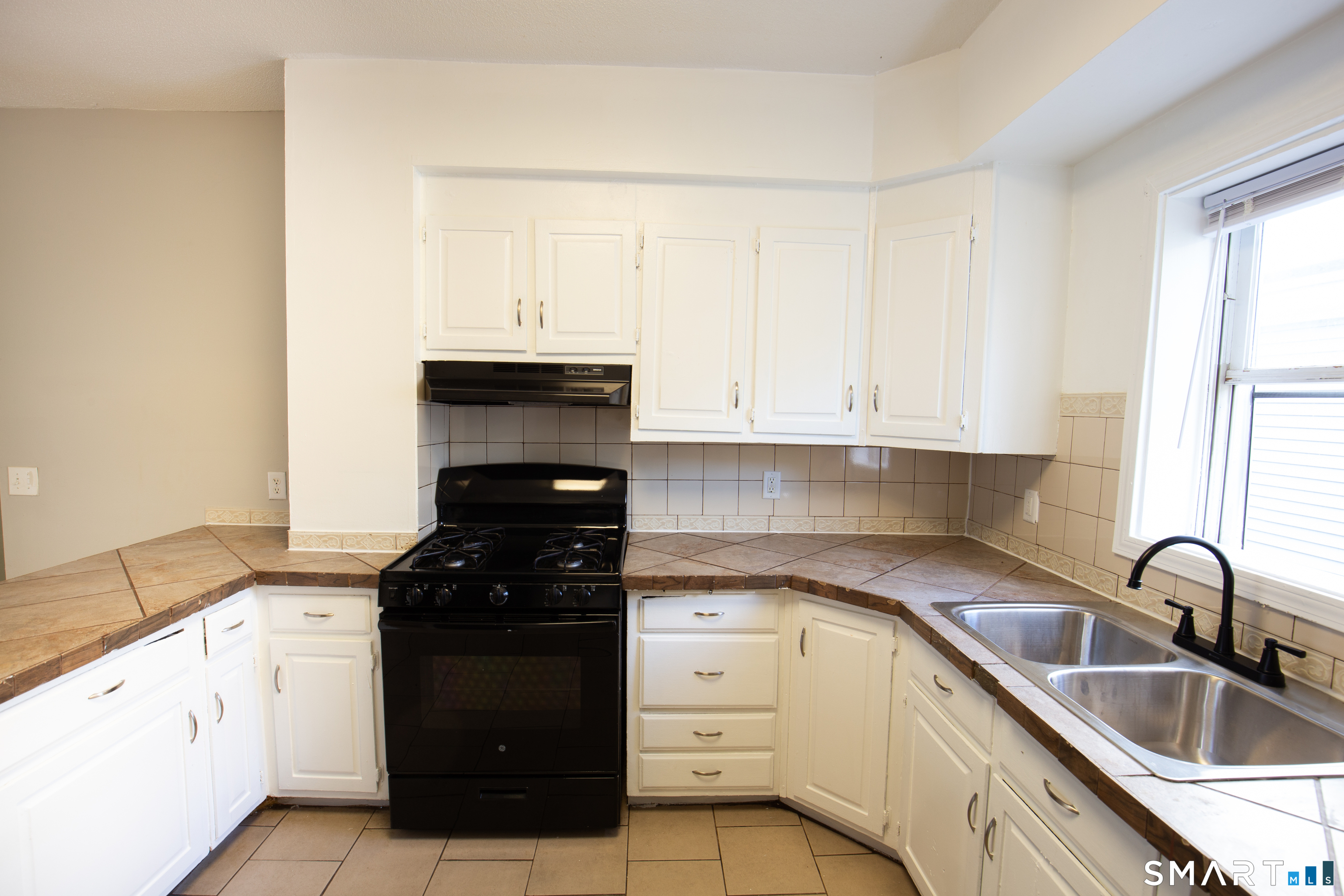 48 Bowen Street Hamden, CT 06514 - Photo 8 of 23