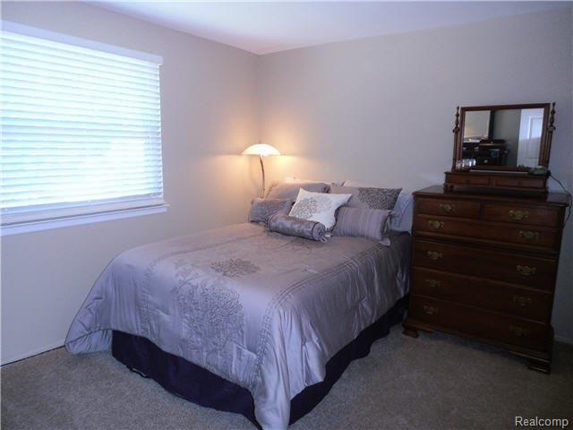 21645 Hall Road Trenton, MI 48183 - Photo 14 of 18 BR1 w/dbl closet & neutral decor