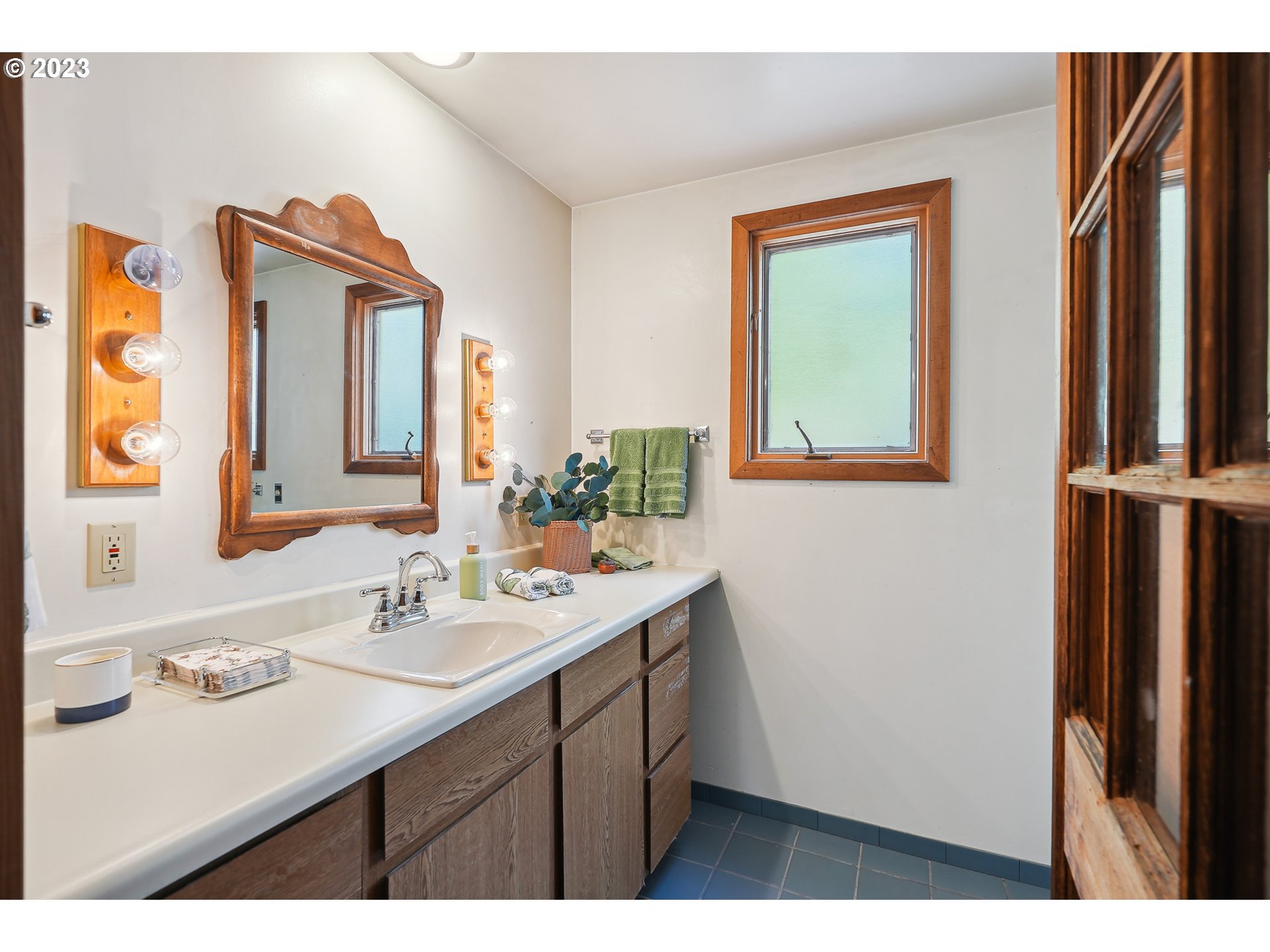 15500 Northwest Ferry Road, Unit 2 Portland, OR 97231 - Photo 19 of 46 Attached Bathroom