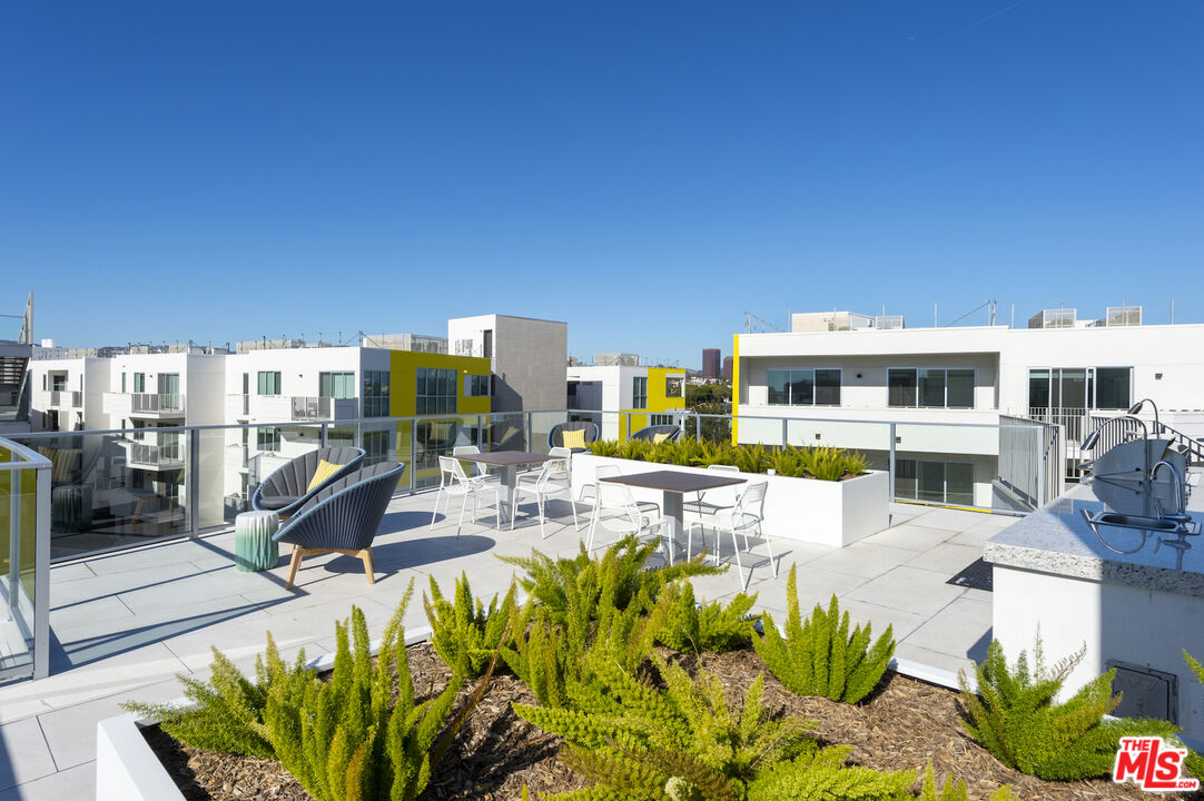 2929 Pennsylvania Avenue, Unit 111 Santa Monica, CA 90404 - Photo 23 of 28 a view of a swimming pool with furniture
