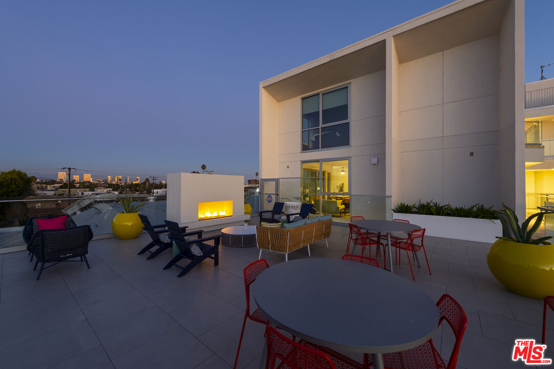 2929 Pennsylvania Avenue, Unit 111 Santa Monica, CA 90404 - Photo 27 of 28 a living room with furniture and a lamp