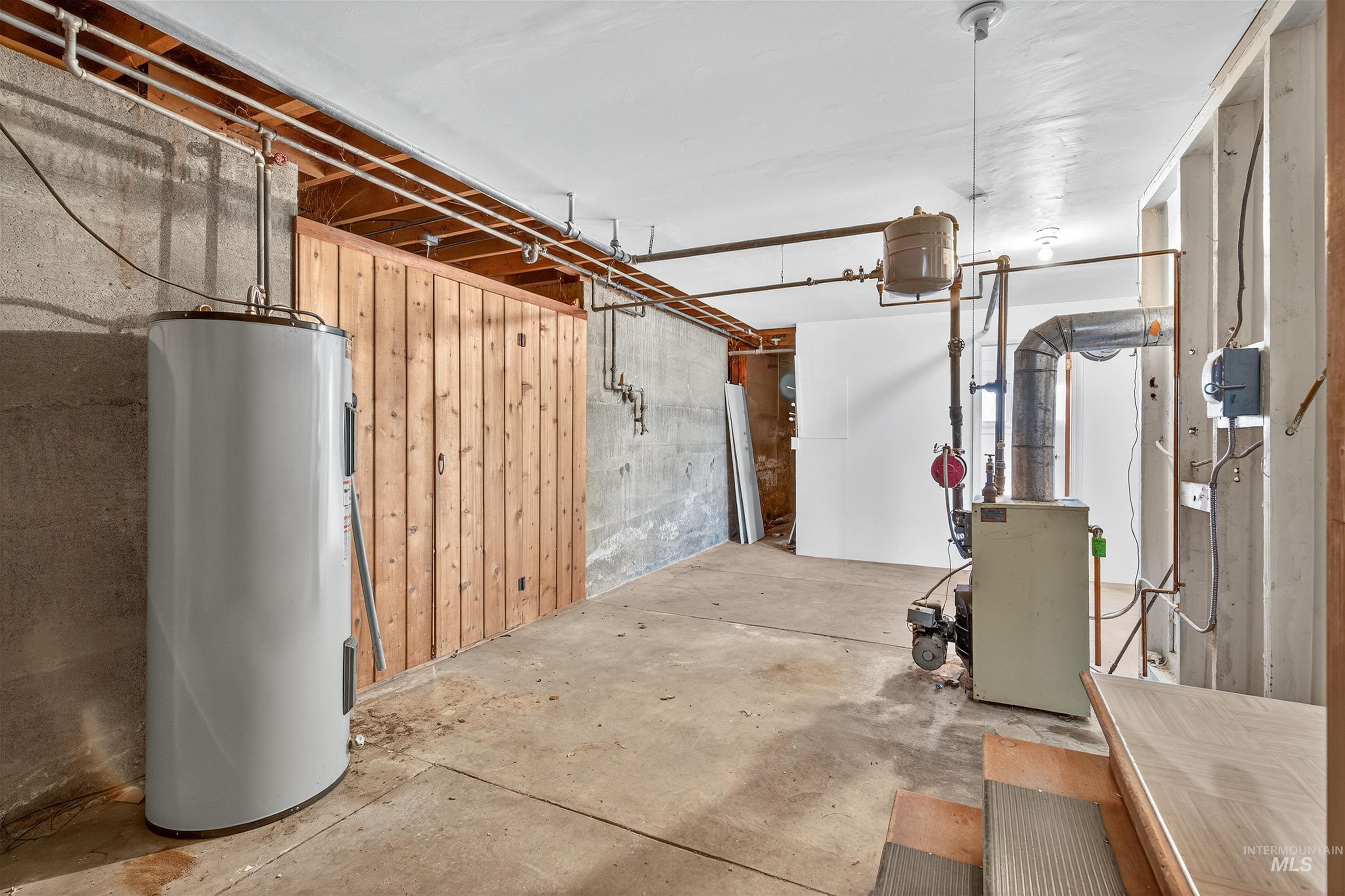 164 State Street Juliaetta, ID 83535 - Photo 25 of 37 Below grade area with electric water heater