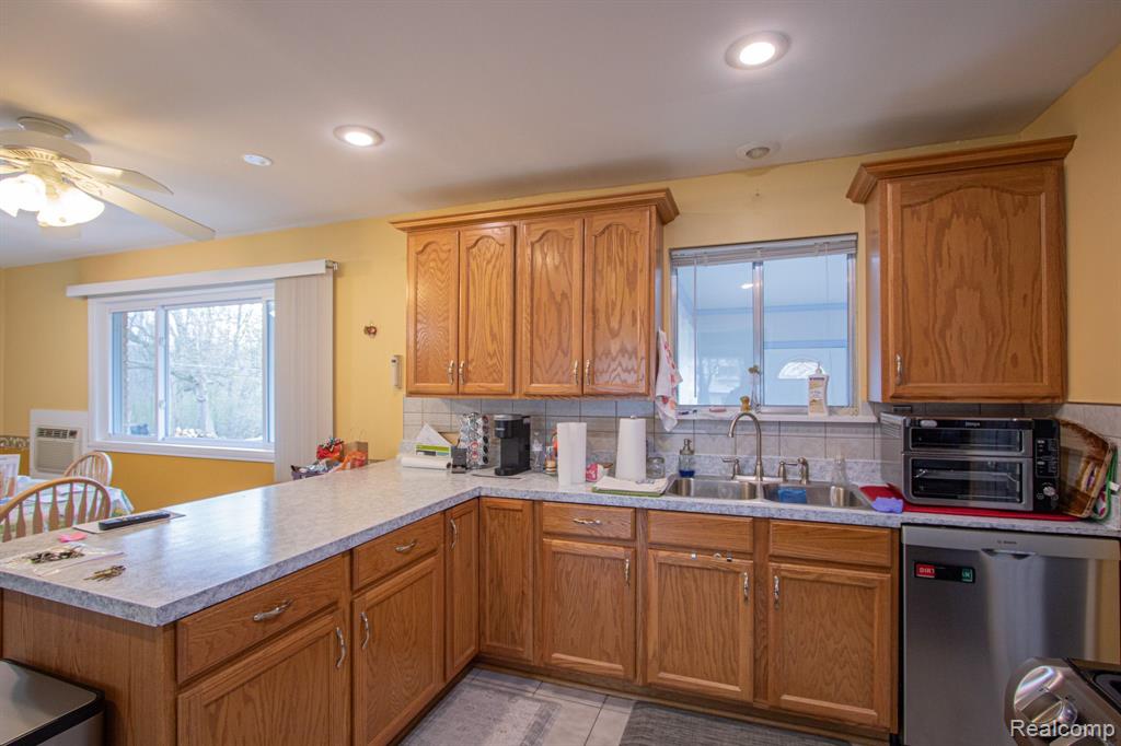 707 Gertrude Road Waterford, MI 48328 - Photo 5 of 35 Gallery Image 5