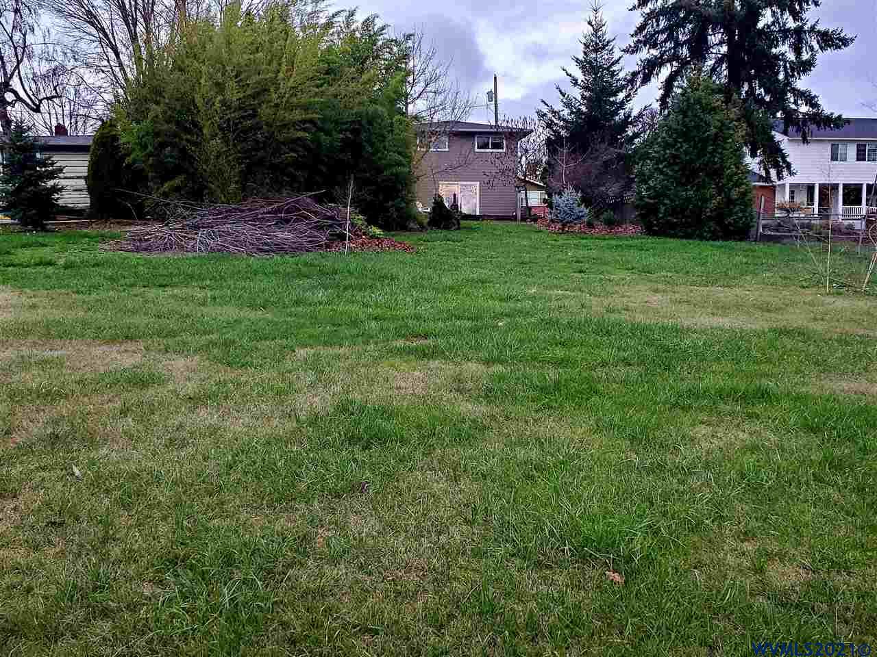 231 Northwest Reed Lane Dallas, OR 97338 - Photo 38 of 41 a view of a backyard with garden
