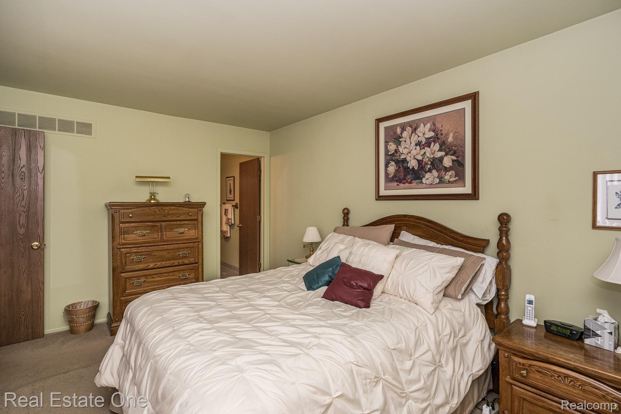 627 Tennyson Rochester, MI 48307 - Photo 12 of 25 Owners bedroom.