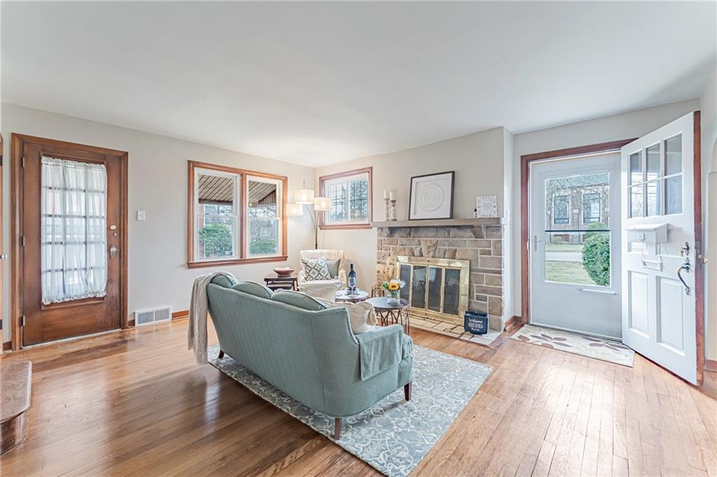 34 Warriors Road Pittsburgh, PA 15220 - Photo 3 of 25 Gallery Image 3