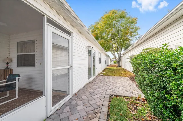 a view of entryway of the house