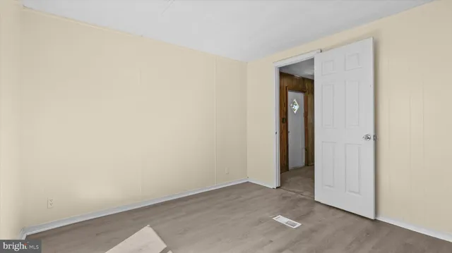 a view of an empty room and closet in a room