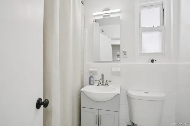 $2,050 | 23 Lawrence Drive, Unit A, White Plains, NY 10603