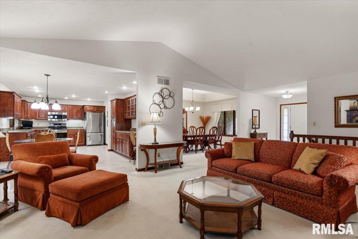 2013 Redlands Drive Springfield, IL 62711 - Photo 9 of 41 Gallery Image 9