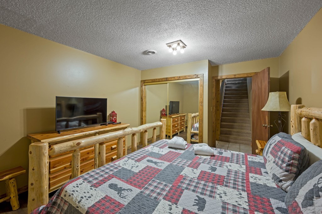 4296 Powdermill Estates Road Sevierville, TN 37876 - Photo 41 of 55 a bedroom with furniture and a flat screen tv