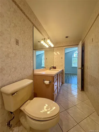 a large bathroom with a large mirror vanity shower and sinks