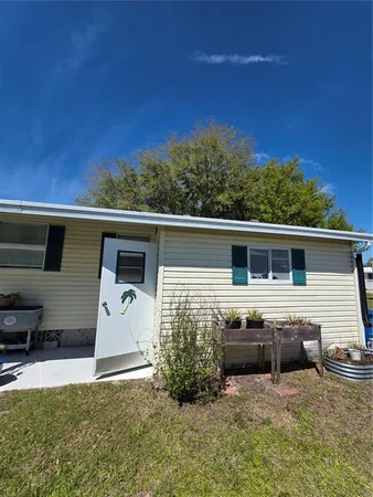 a view of back yard of the house