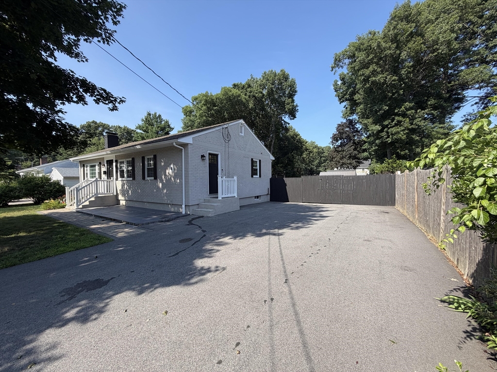 8 Fairbrook Road Framingham, MA 01701 - Photo 4 of 42