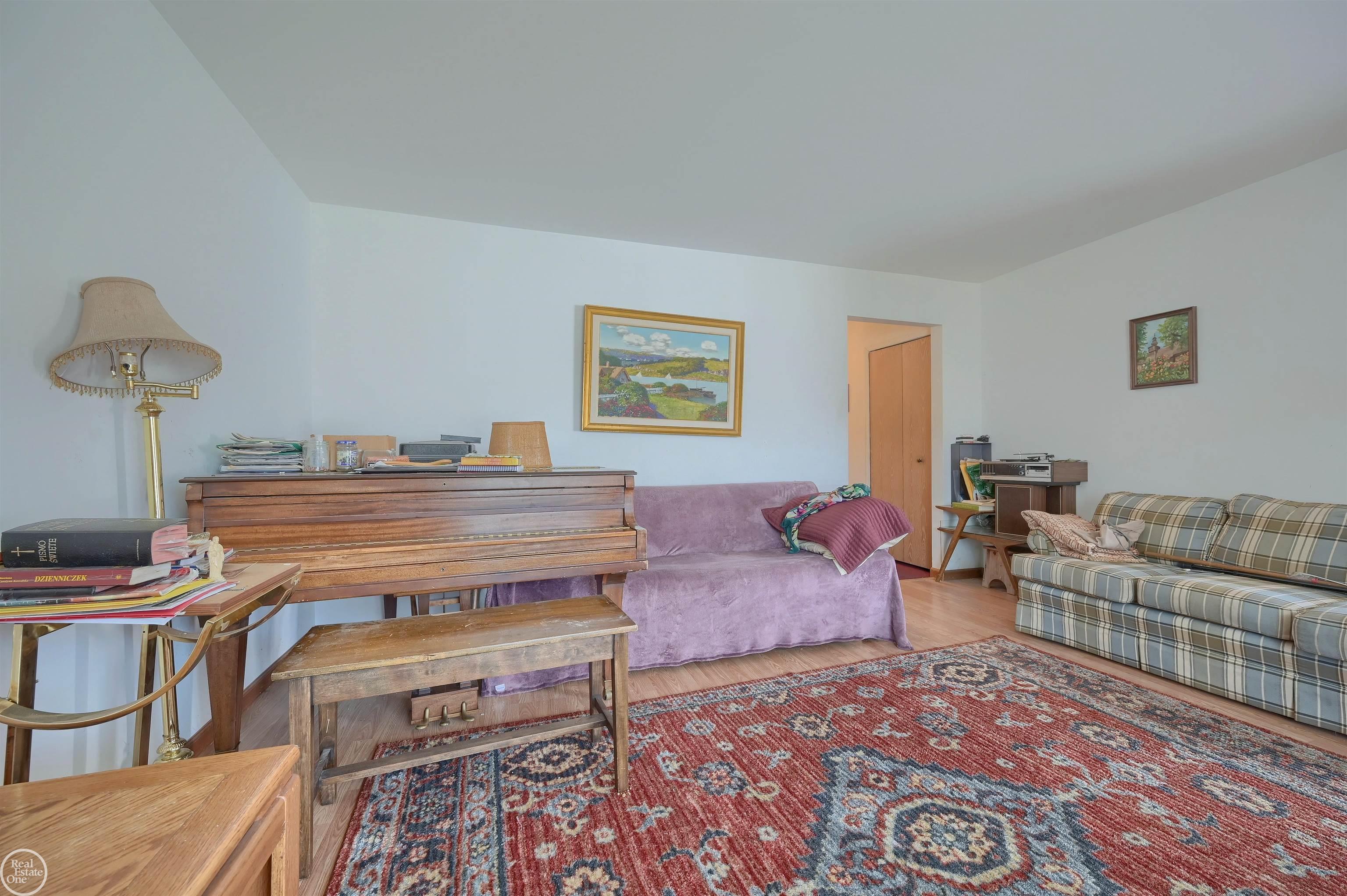 704 Dressler Lane Rochester, MI 48307 - Photo 3 of 26 50137153-d99903fd-13c0-4c7c-afbd-ae1c0b2b2f4f.JPG