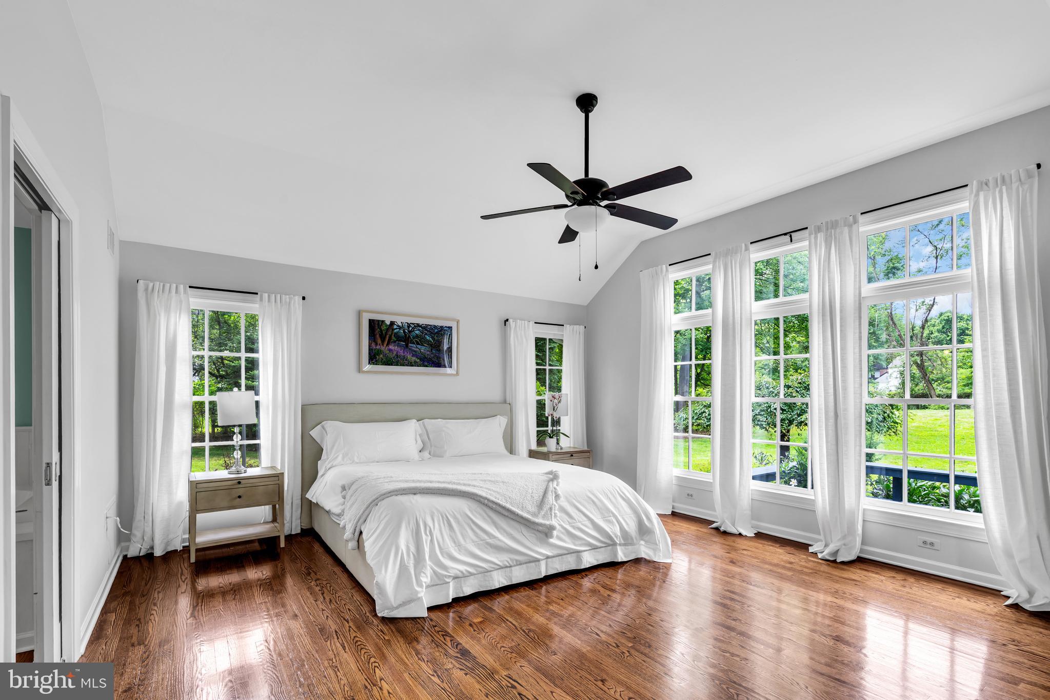8 Nelson Ridge Road Princeton, NJ 08540 - Photo 22 of 37 Vaulted ceiling in primary bedroom
