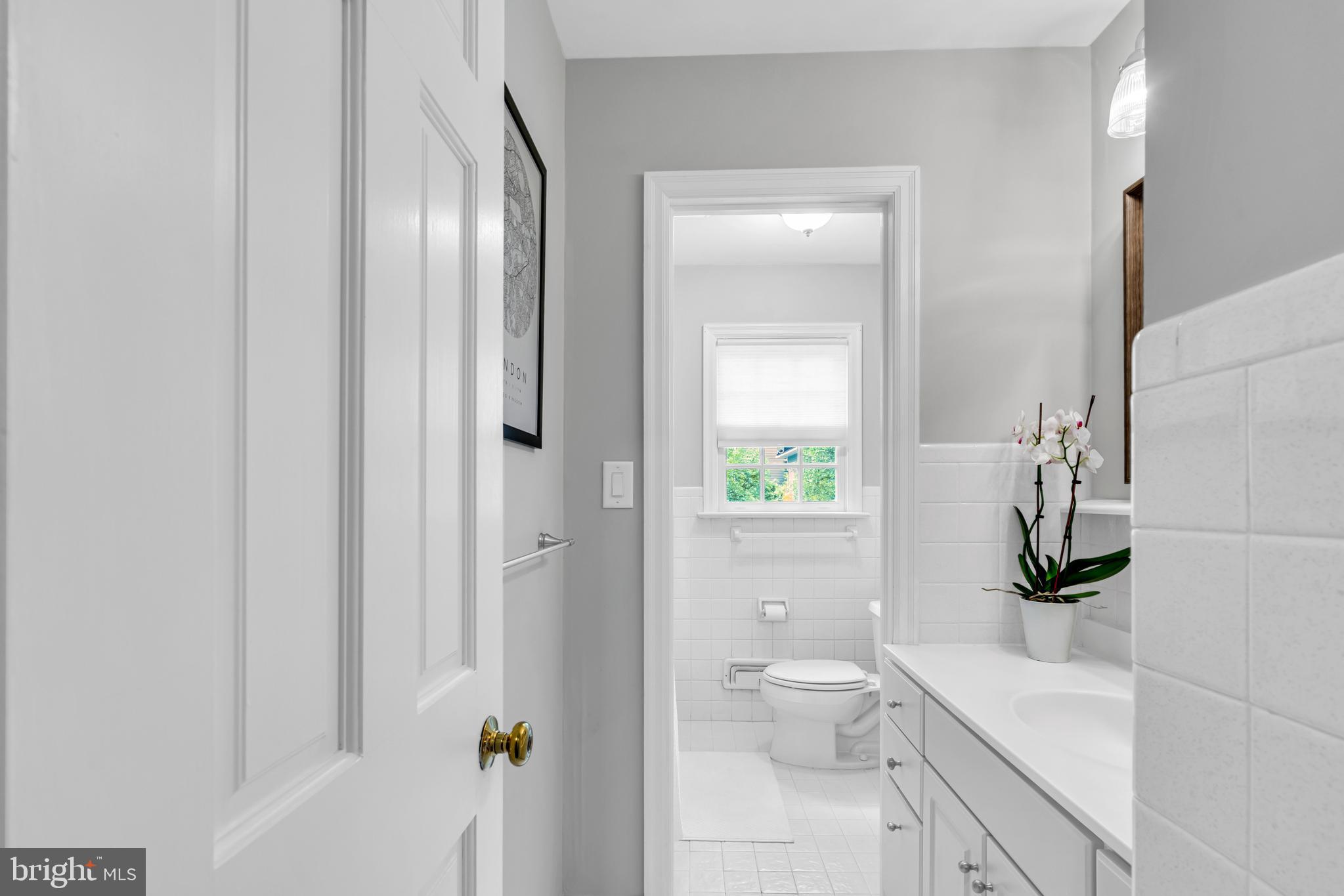 8 Nelson Ridge Road Princeton, NJ 08540 - Photo 30 of 37 Hall bath with separate bath area