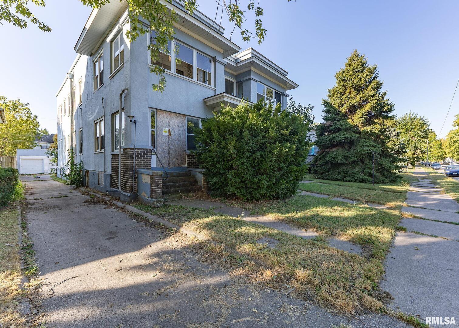 513 6th Avenue South Clinton, IA 52732 - Photo 4 of 11 a view of a house with a yard