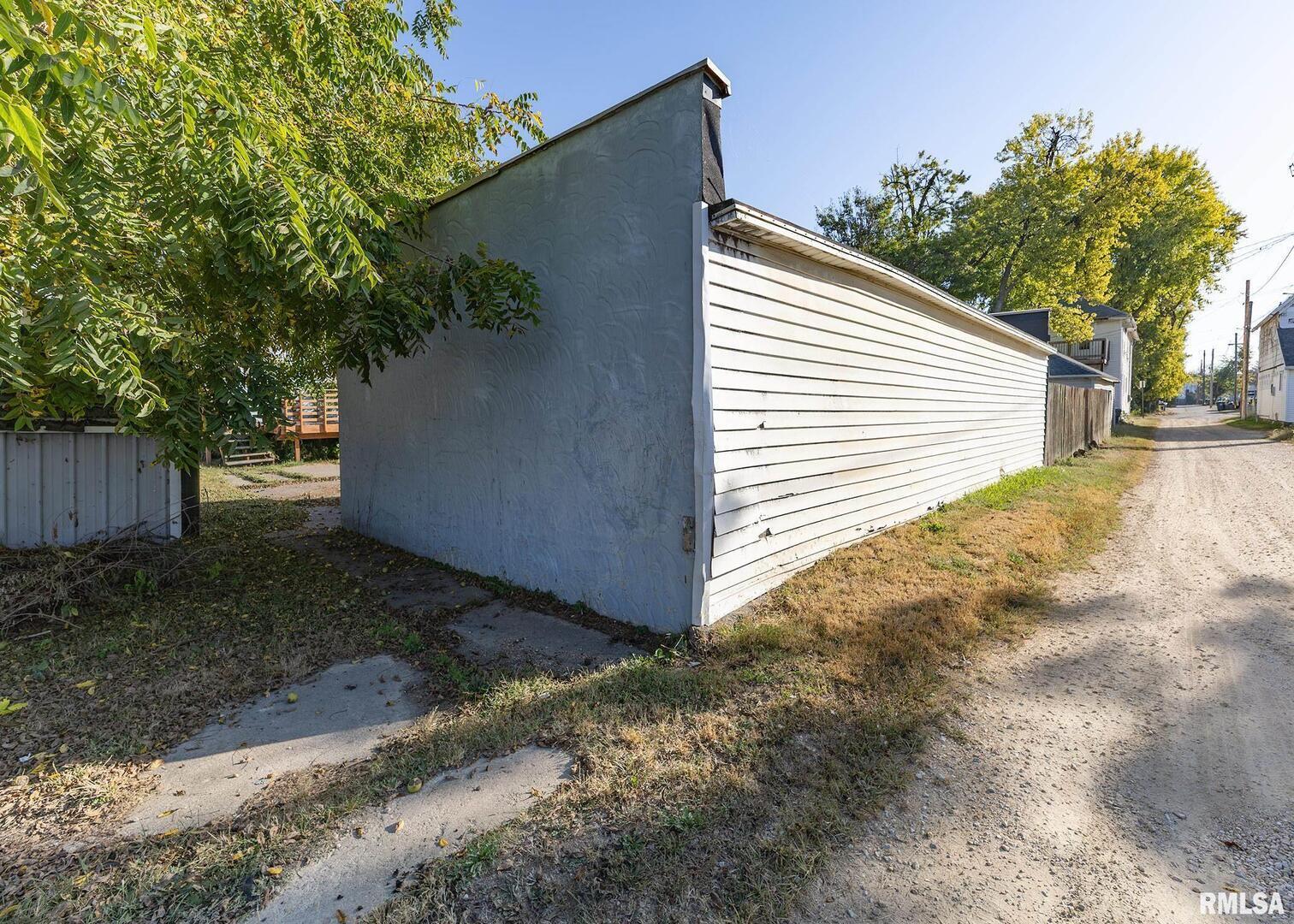 513 6th Avenue South Clinton, IA 52732 - Photo 7 of 11 a backyard of a house