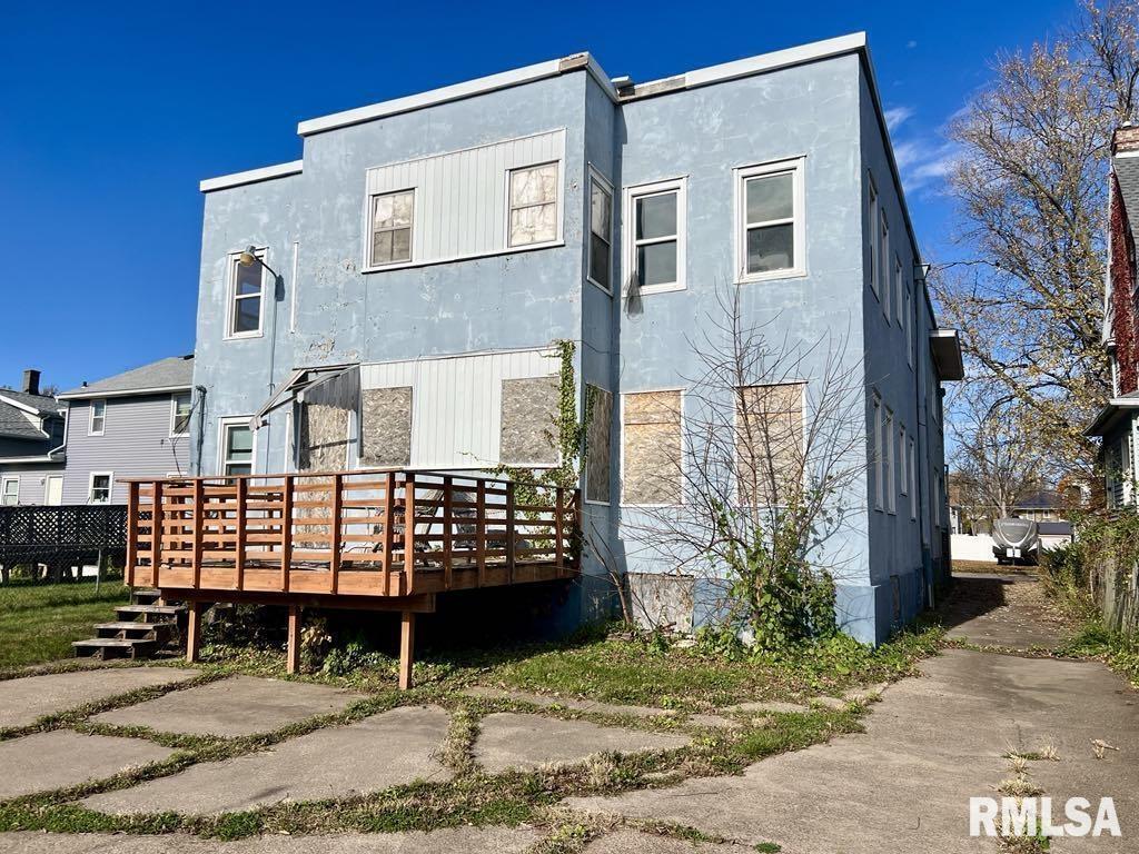 513 6th Avenue South Clinton, IA 52732 - Photo 9 of 11 a front view of a house with garden