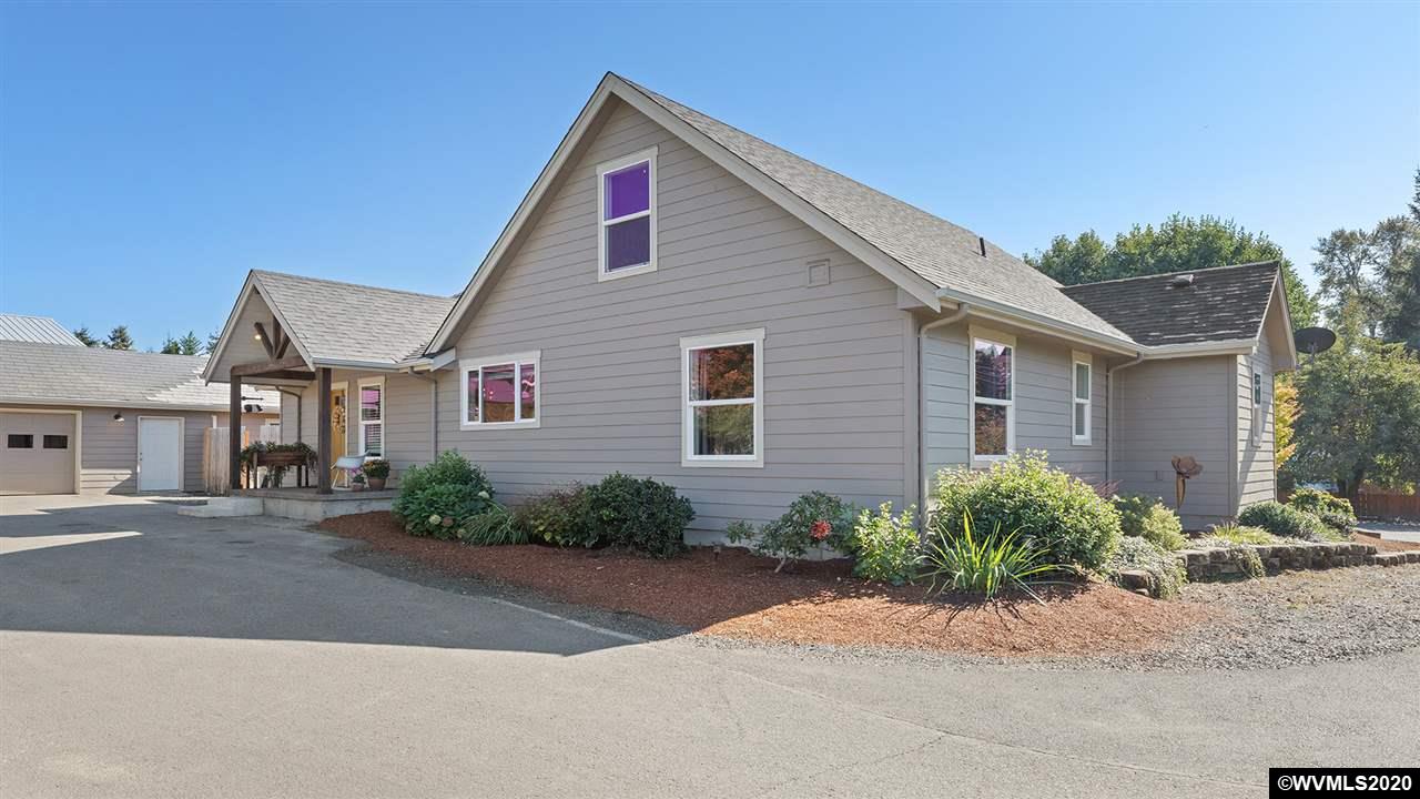 790 Southeast Fir Villa Road Dallas, OR 97338 - Photo 3 of 38 a view of a house with a yard