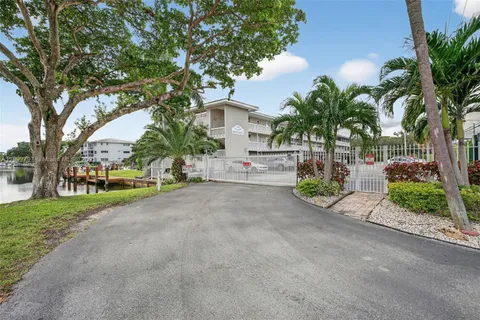 $290,000 | 900 Southwest 12th Street, Unit 305, Fort Lauderdale, FL 33315