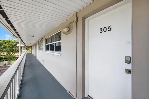 $275,000 | 900 Southwest 12th Street, Unit 305, Fort Lauderdale, FL 33315