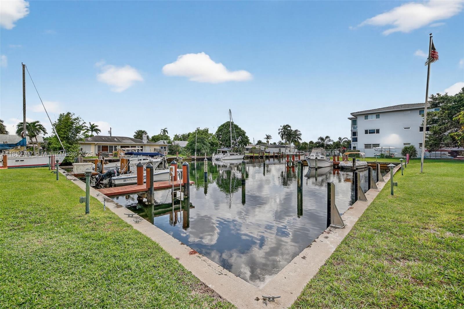 900 Southwest 12th Street, Unit 305 Fort Lauderdale, FL 33315 - Photo 50 of 72 Privately deeded docks. This unit does not have a deeded dock, but Buyer may try to rent a dock from another owner (current owner is renting one about 21 feet and we can discuss)