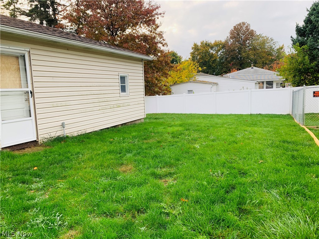 560 Lansing Road Akron, OH 44312 - Photo 2 of 22