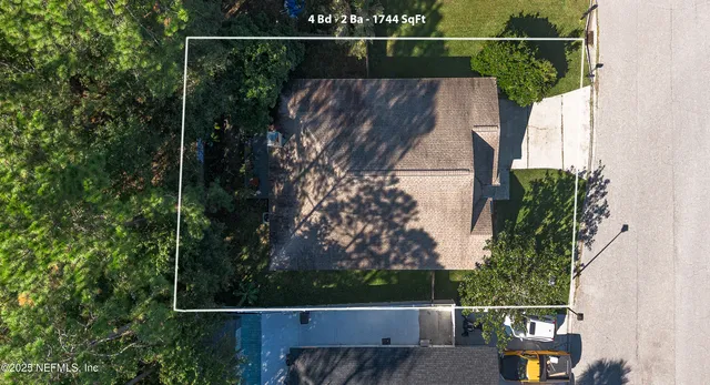 a view of a yard with plants